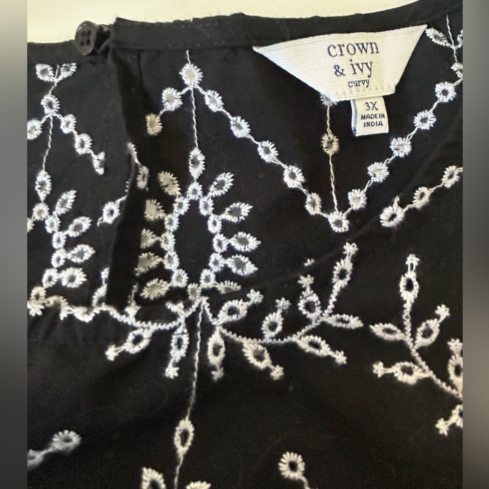 CROWN & IVY GORGEOUS BLACK/WHITE EYELET FLUTTER CAP SLEEVE TOP. Sz. 3X. - Picture 5 of 9